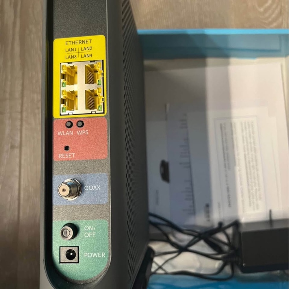 Motorola AC1600 WiFi Router Modem Combo - Black - Picture 2 of 3
